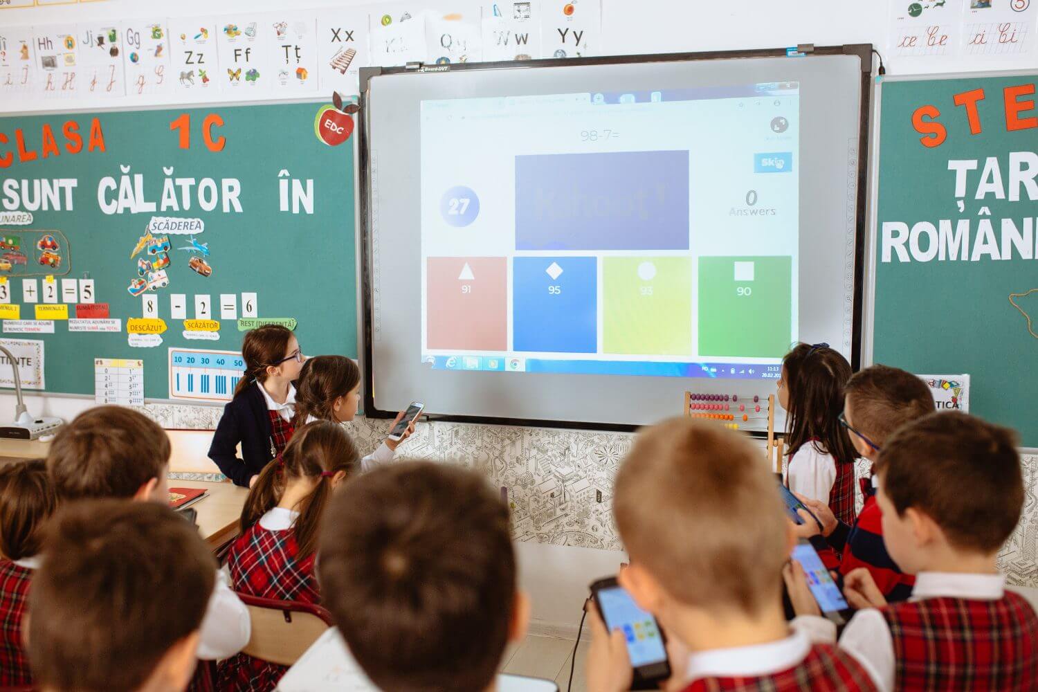 Pe lângă procesul digital de la ore, Ionescu le dă de ales copiilor: a cumpărat șevalete ca să-i îmbie la pictat, a comandat mașini de cusut ca să adune părinții croitori la workshopuri cu elevii. În curtea școlii a vopsit cu ei europaleți pe care stau în pauze.