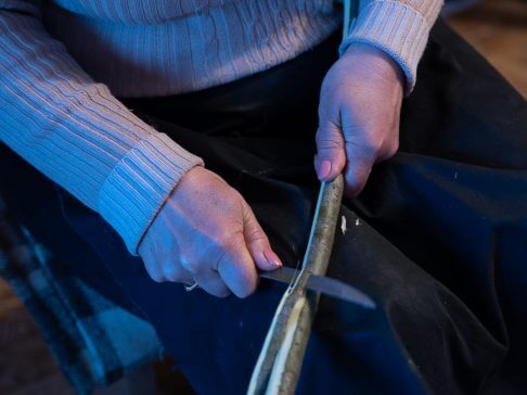 Mama Miei l-a îngrijit pe bătrânul Atonovici, care în schimb a învățat-o să facă cobzele de păstrăv.